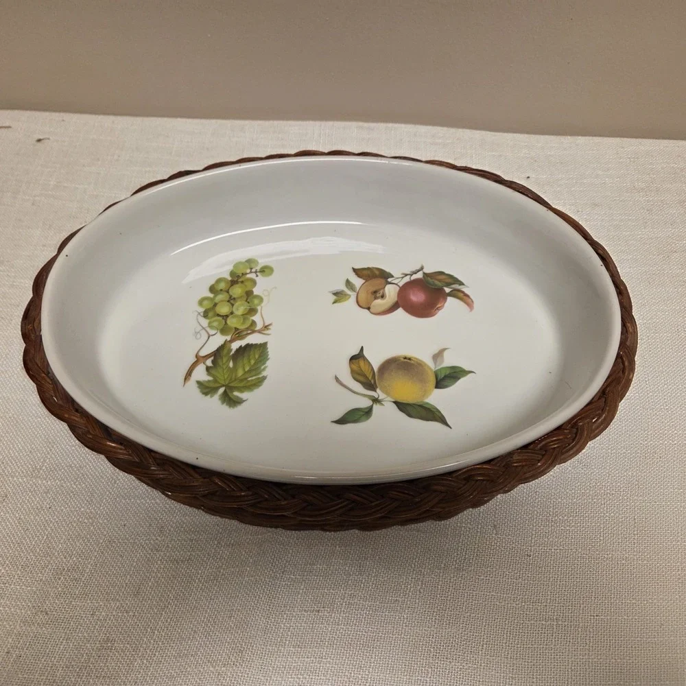 Cordon Bleu BIA Oval Casserole Dish White Porcelain w/Fruit in fitting basket 13
